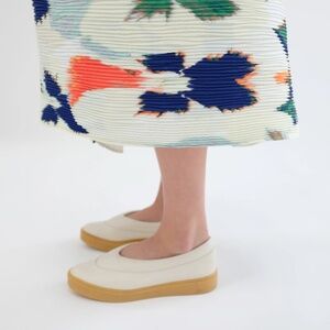 Beklina Margo sneaker off white 9 cushion flats new